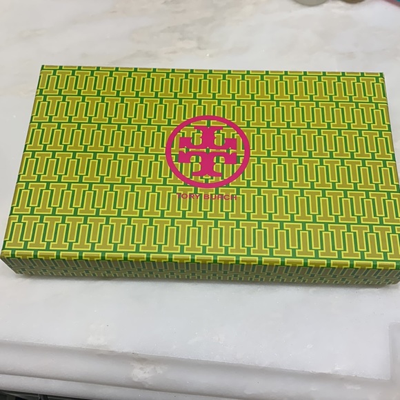 Black Tory Burch wallet excellent condition - Picture 6 of 7